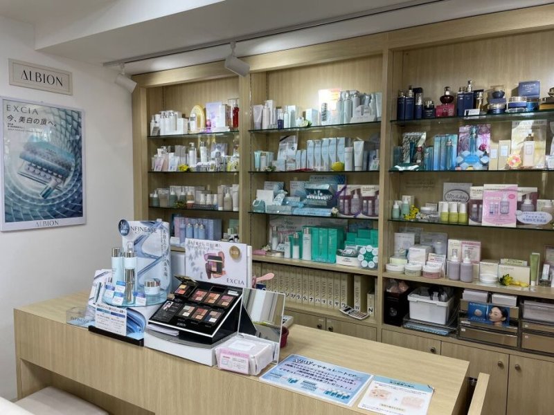 アルビオン化粧品をはじめ、他では取扱いの少ない高品質な化粧品も販売