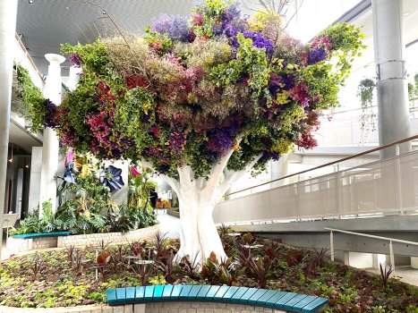 一本の木から無数の花が広がり、人と自然についての無限の可能性を訴えかける「ミラクルツリー」