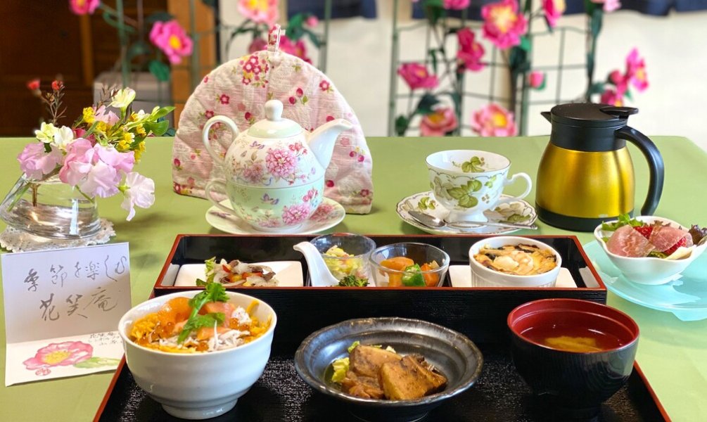 月替わりで季節のお料理が楽しめる「花笑庵御膳」 ＊3種から選べるスイーツが付きます　※写真は弥生の御膳