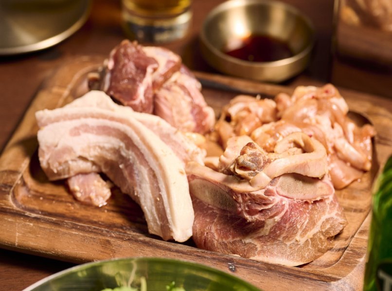肉盛り合わせ（サムギョプサル・カルメギサル・タッカルビ・骨付きカルビ）