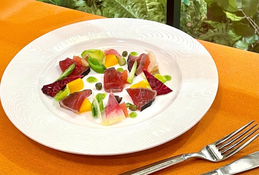 カツオの燻製と夏野菜のサラダ仕立て
