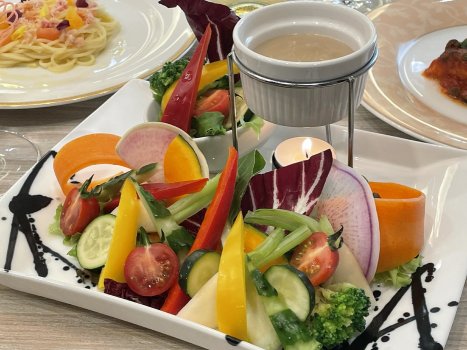 季節野菜のバーニャカウダ　1,408円