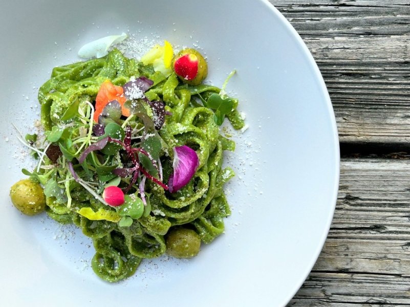 国産バジルとオリーブのジェノベーゼ　ほうれん草 のタリアテッレ