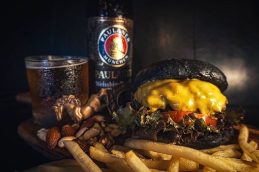 竹炭入りのオリジナルブラックバーガー「チーズバー ガー」1,580円