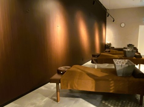 モダンでシックな色調の店内