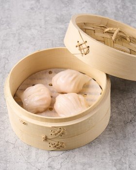 ▲透き通った皮に海老が贅沢に詰まった「海老の蒸し餃子 (ハーガオ)」580円