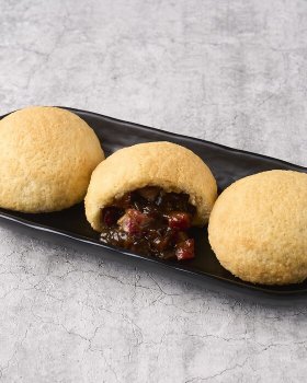▲生地でチャーシュー餡を包んだ「ベイクドチャーシューバオ」880円。メロンパンのようなサクッとした食感が特徴