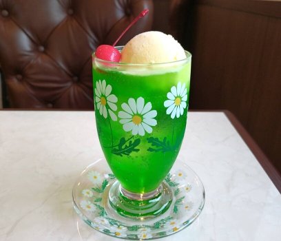 昭和レトロなアデリアのグラスがかわいい♪クリームソーダ