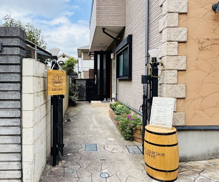 看板を目印に奥へ進むと入口があります