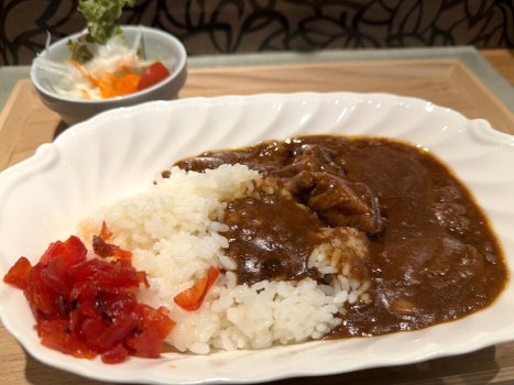 人気の牛すじカレー