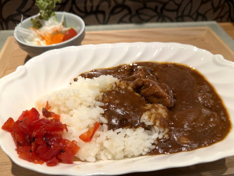 人気の牛すじカレー