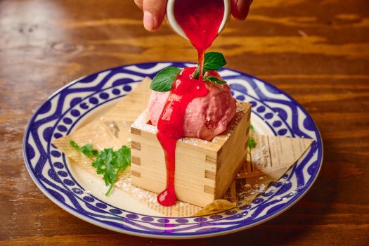 マスカルポーネプリンとあまおう苺アイス550円