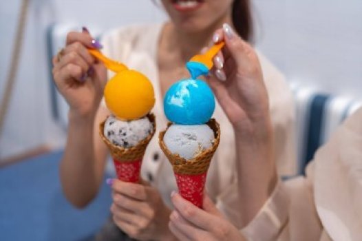 【レギュラーダブルアイス 680円】 左下：バニラ＆クッキー、左上：マンゴー　右下：沖縄田芋 チーズケーキ、右上：ブルーウェーブ