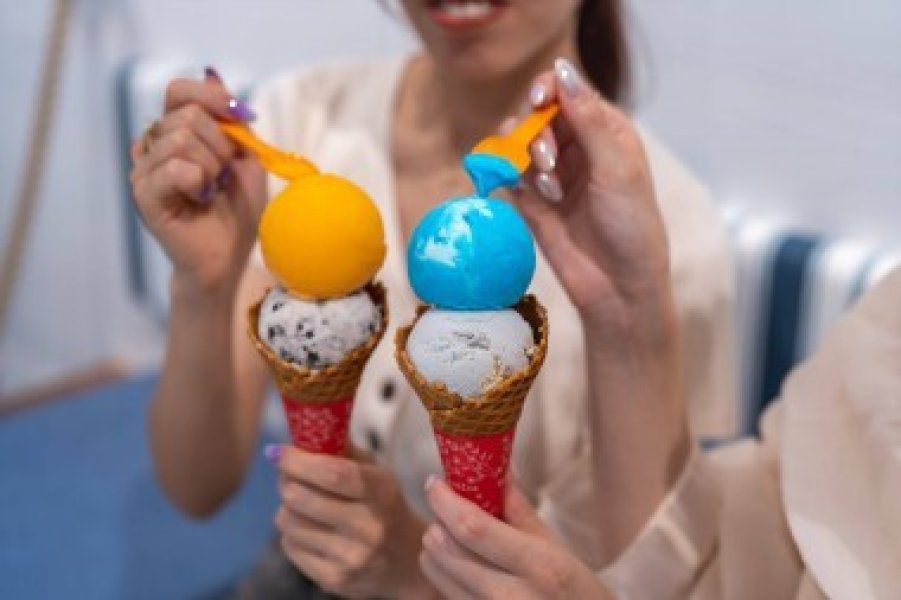 【レギュラーダブルアイス 680円】 左下：バニラ＆クッキー、左上：マンゴー　右下：沖縄田芋 チーズケーキ、右上：ブルーウェーブ