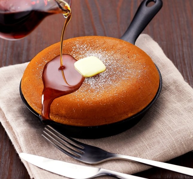 【カステラパンケーキ ホイップクリーム添え 860円】たっぷりの卵と蜂蜜を使った、しっとりふわふわの 厚焼きパンケーキ