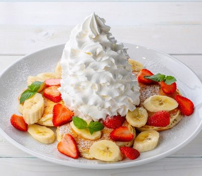 【ストロベリー&バナナホイップパンケーキ】コナズ珈琲で1番人気！