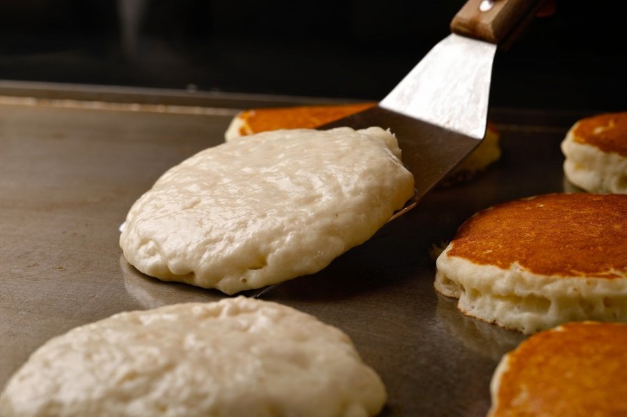 生地から手作りで丁寧に焼き上げる、ふわふわしっとりパンケーキ