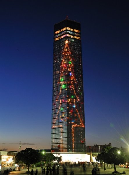 クリスマス期間は500球の電球がタワーの壁面に点灯