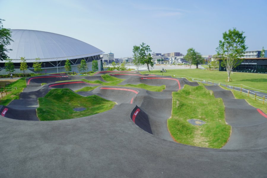 自転車(BMX、MTBなど)やスケートボード、インラインスケート等、車輪が付いた様々な乗り物で楽しむことができる「PIST6 PUMPTRACK CHIBA」