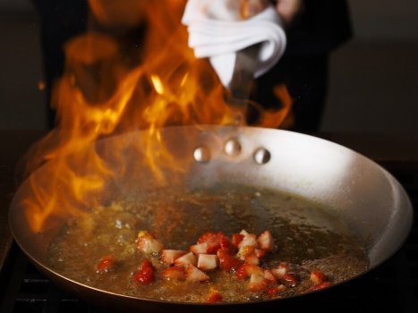 ◆PRESENT◆いちごのフランベ（大人のお客様限定・お一人様一皿）