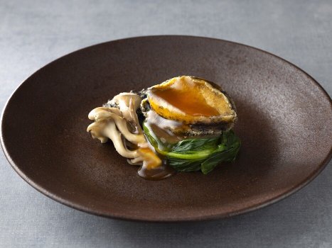 ◆前日までのご予約特典◆エゾアワビの オイスターソース煮（大人のお客様限定・お一人様一皿）