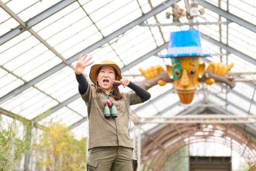 いちご狩りガイド「ストロベリーハンター」が探検ツアー形式で施設を案内