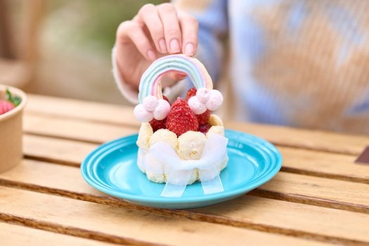 体験型スイーツ 「摘みたていちごと虹のケーキ」が新登場