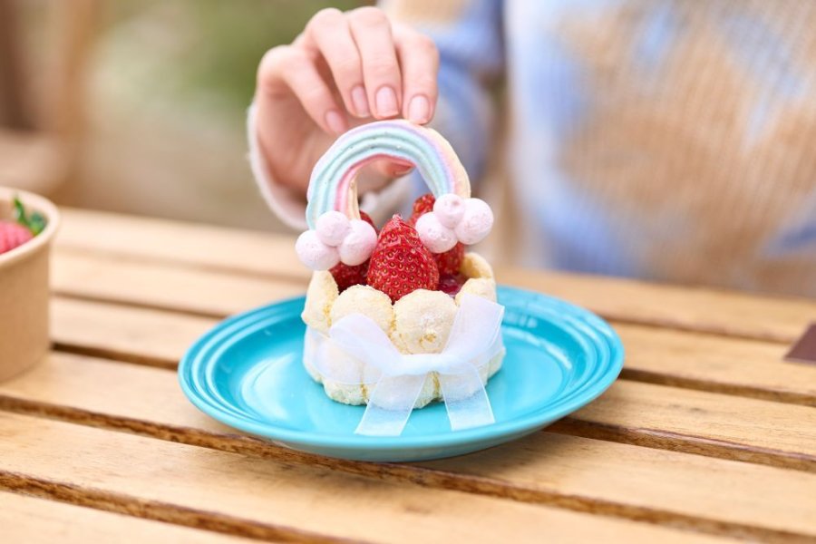 体験型スイーツ 「摘みたていちごと虹のケーキ」が新登場