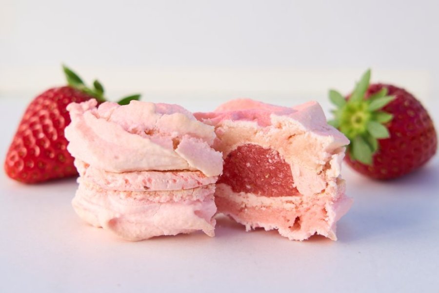 【平日限定】バラ園で収穫したいちごを使用した「マカロン・ローズ」