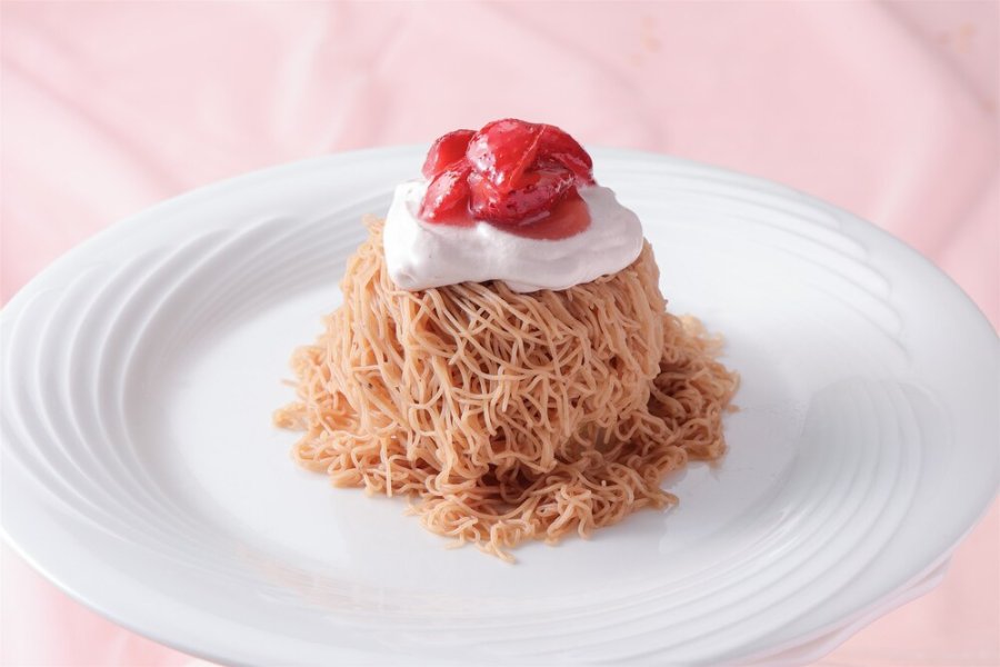 いちご風味のマロンクリーム を注文ごとに搾る「いちごの 生絞りアイスモンブラン」