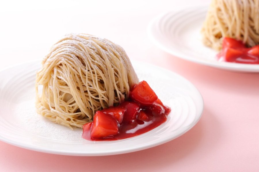 「生絞りアイスモンブラン」もいちごバージョンで