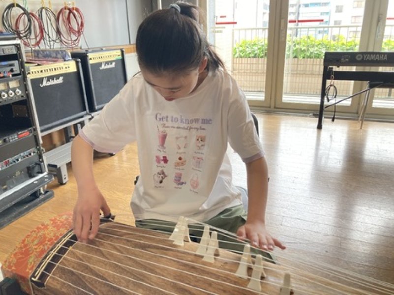 まずは箏に触ってみよう！